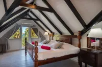 Beach 2 minutes' walk, private deck, tranquility