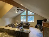 Spacious 3100 sq ft sleeps 10: 4 bd 3 bath Ping Pong Game Rm and jacuzzi bathtub