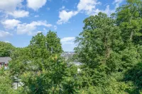 Downtown Views- 4 Minutes to Downtown