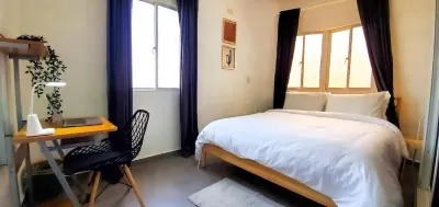 Modern & Homey Condo-Close to Centre+Fee parking Отели в г. 