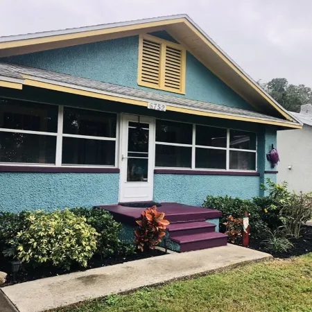 Riverfront Plum Crazy Bungalow w/boat dock! 10 min to Gulf, close to beaches!