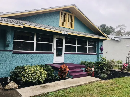 Riverfront Plum Crazy Bungalow w/boat dock! 10 min to Gulf, close to beaches!