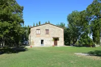 Tuscan farmhouse ideal for vacations with family and friends, private fenced pool