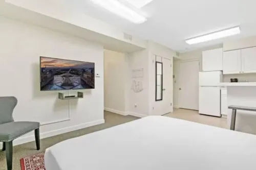 Chic Studio - In Downtown Highland Park, by Metra