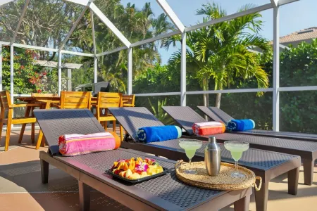 Heated Pool - EV Charger - Minutes to Beach in Marco Island Отели рядом с достопримечательностью «Hideaway Beach»