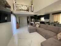 Beautiful home 5 min away from papas & beer. W/ King size beds