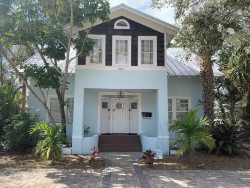 Relax at the Island Escape in Downtown Melbourne, minutes from beautiful beaches