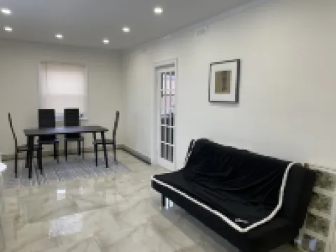 Bright & refreshing Port Credit apartment - 4 mins to the lake!