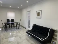 Bright & refreshing Port Credit apartment - 4 mins to the lake!