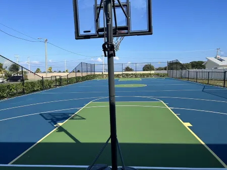 Seamist Holiday home with Spectacular Mountain View,  walk to beach pool gym