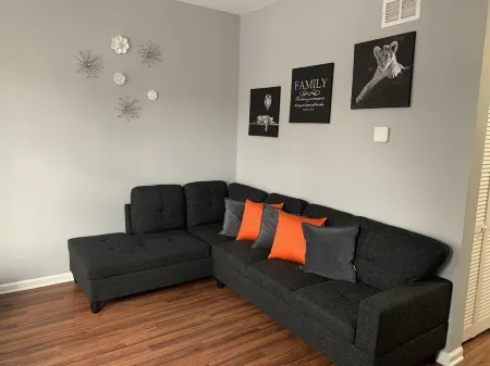 Comfy 4 bedroom Apartment in the center of CHICAGO! 15 mins from Downtown! Отели рядом с достопримечательностью «Музей науки и промышленности»