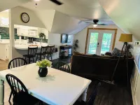 Cozy apartment above a salon. 5 minutes to Mt Nebo