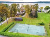 Charming cottage w/private tennis court on Skaneateles Lake Hotels in Spafford