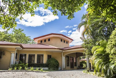 Luxury by the Beach - Great for Families or Multiple Couples