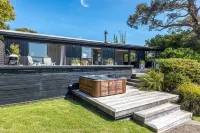 Palm Beach Panorama - perfect family holiday house with spa pool!
