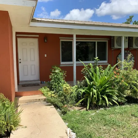 Spacious 3 Bed, 2 Bath Winter escape, near beach, includes car