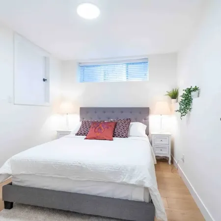 Modern Guest Suite in Kitsilano Отели рядом с достопримечательностью «Пляж Испанские Банки»