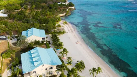 Vitamin Sea - Beachfront and ground floor at Coral Bay Отели в г. Savannah