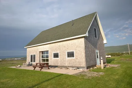 New  Beachfront  Post+beam Cottage, Amazing Sunsets and Just Off Cabot Trail