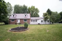 Modern Retreat on Six Acres - Sleeps 13 Hotels in Jersey Township