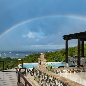 Walk to world famous Maho Bay! Privacy, views, pool, 4 equal king size bedrooms.