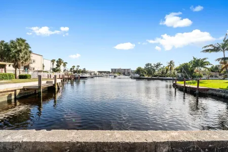 Pompano Beach Luxury Waterfront 4-bedroom house 2 minutes from the beach Отели в г. Помпано-Бич