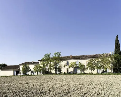 Cottage for 6 people at Domaine de la Forçate with swimming pool in the park.