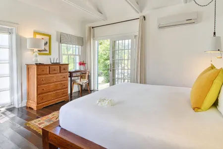 Petite Hillside Cottage on Private Estate w/Pool