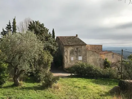 Maison ancienne de caractère avec terrasse dans hameau typiquement provençal