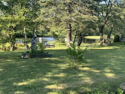 Very cozy quiet and rustic space on a lake.