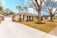 The Live Oak Place - Park Access - 3BR Serene Stay! Hotels in Alief