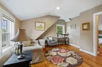 Amazing remodeled house that sleeps 11! Walk to downtown Portsmouth and park 8+