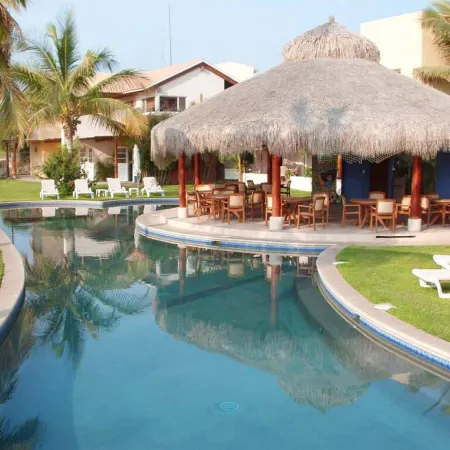 LUXURIOUS GOLF VILLA IN HOTEL ZONE- WALK TO BEACH/DOWNTOWN/RESORTS