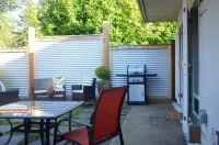 Relaxing 1 Bedroom Suite - 5 minutes from the beach!