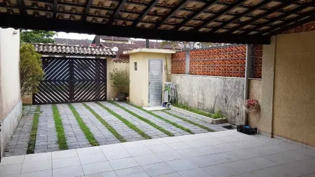 Beach house: 5 bedrooms, swimming pool, barbecue, billiards. Excellent location.