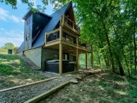 Tranquil retreat nestled in the breathtaking landscape of Hocking Hills. Hotels in Swan Township