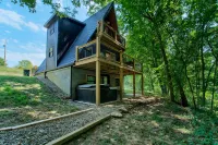 Tranquil retreat nestled in the breathtaking landscape of Hocking Hills.