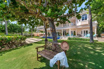 Tatenda: Estate Villa w/Private Pool, Balcony Suites, Paddle Boards & Snorkeling Các khách sạn gần Heroes Square