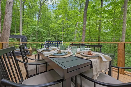 Winter Retreat! w/ Hot Tub, Sauna & Firepit Near Natural Bridge SP + Rrg Trails!