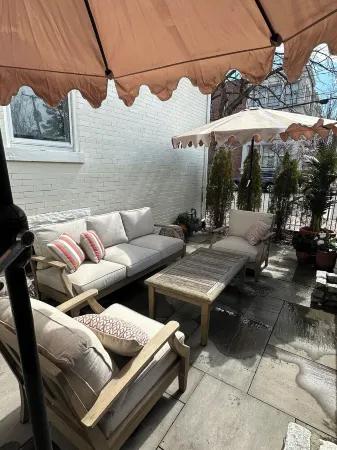 Luxury townhome in Old town 2 blocks to King Street Отели в г. Александрия