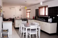 Casa da Noleen situated in Malhampsene in Matola city, 5 mins drive to Mozal. Hotels in Matola