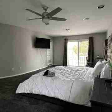 Large modern home, perfect for large groups. Minutes from the strip. Rooms