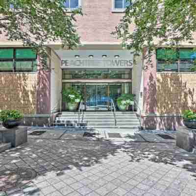 Short Walk to World Cup / Downtown Attractions! Hotel Exterior