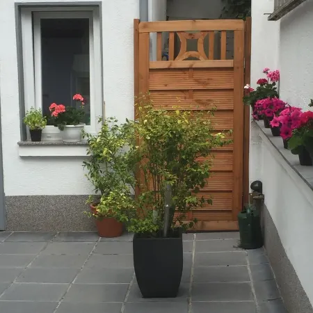 AusZeit guest apartment with terrace near the airport