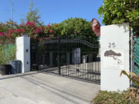Grace Bay Getaway: Beachwalk Compact Studio with Shared Pool and Free Parking