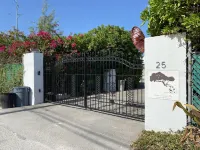 Grace Bay Getaway: Beachwalk Compact Studio with Shared Pool and Free Parking