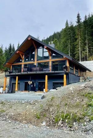 Luxury Cabin with best games room in Hemlock, hot tub, sleeps 10