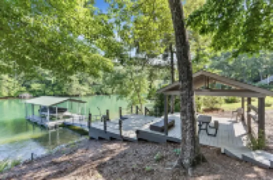 Lake Keowee retreat for 10 with private dock!