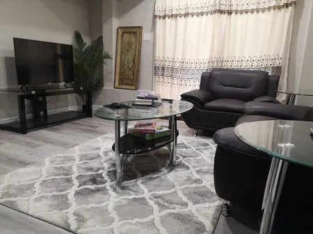 Comfortable 2-bedroom walk out basement Отели в г. Халдиманд Каунти