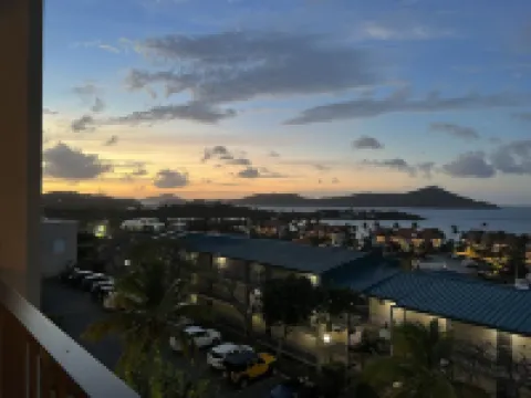 Ocean View Retreat.. Walk to Sapphire Beach!